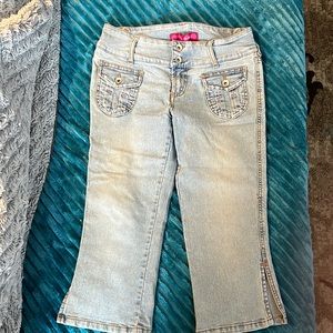 Glo light denim capri jeans.